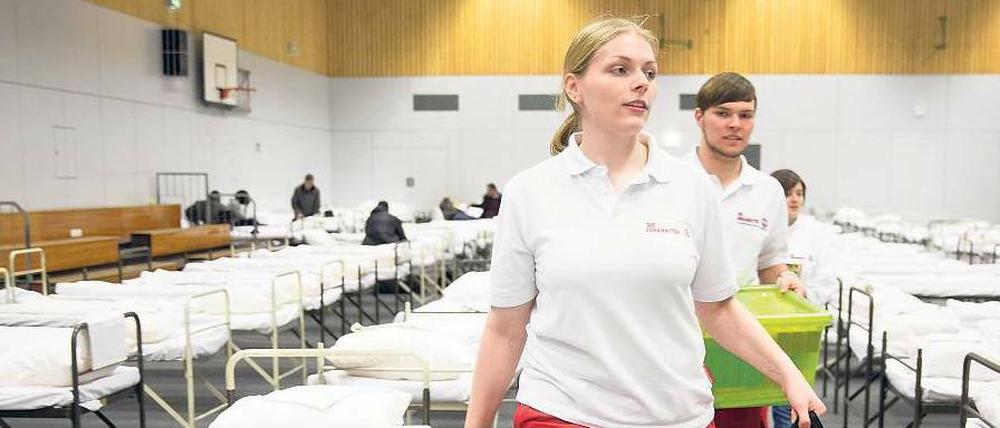 Helfer in der FU. Ab Februar soll in der Halle wieder Sport stattfinden.