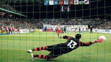 Viel Netz. Bis heute wird beim Hallenfußball auf große Tore gespielt, auch am Samstag beim Masters in der Schmeling-Halle. 
