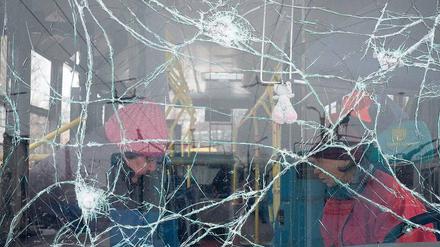 Schrecken und kein Ende. In diesem Bus in Donezk starben 13 Menschen, als eine Granate explodierte. Die Konfliktparteien geben sich wieder gegenseitig die Schuld.