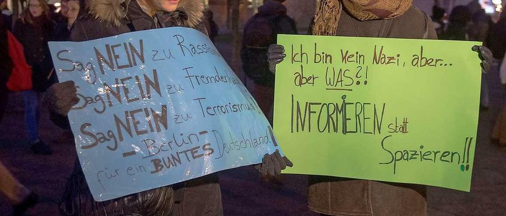 Zwei, die gegen Bärgida sind: Demo am Montagabend vor dem Kanzleramt.