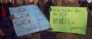 Zwei, die gegen Bärgida sind: Demo am Montagabend vor dem Kanzleramt.