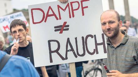 Dampfer bei einer Demonstration vor dem Brandenburger Tor.