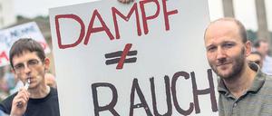 Dampfer bei einer Demonstration vor dem Brandenburger Tor.