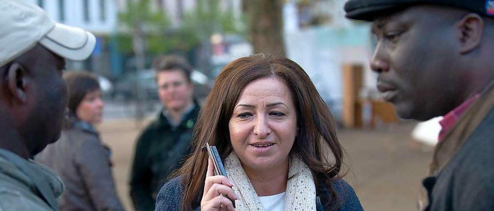 Integrationssenatorin Dilek Kolat im Gespräch mit Flüchtlingen auf dem Oranienplatz. Offenbar will die SPD ihr die Zuständigkeit für die Ausländerbehörde übertragen.