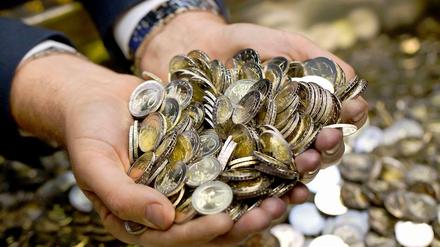 Magere Zinsen, fette Dividenden - der niedrige Euro-Kurs und der bevorstehende Ankauf von Staatsanleihen durch die EZB haben Folgen für Sparer und Aktionäre.