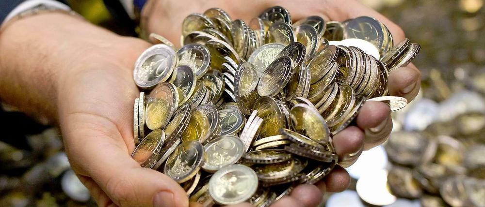 Magere Zinsen, fette Dividenden - der niedrige Euro-Kurs und der bevorstehende Ankauf von Staatsanleihen durch die EZB haben Folgen für Sparer und Aktionäre.