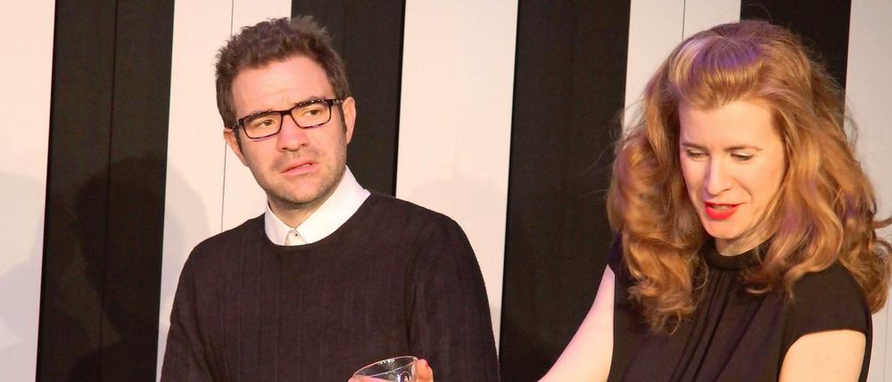 Urs Fabian Winiger und Eva Maria Salcher in Yasmina Rezas "Drei Mal Leben" an der Vaganten Bühne.