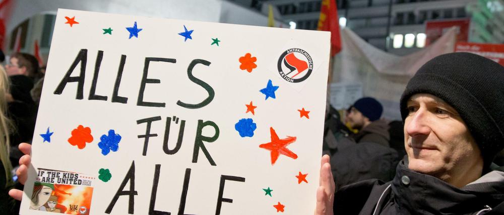 Dieser Demonstrant in Nürnberg weiß, was er will. Doch nicht alle sind der Meinung, dass genug für alle da ist.