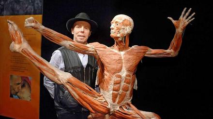 Gunther von Hagens mit einem seiner Präparate