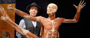 Gunther von Hagens mit einem seiner Präparate