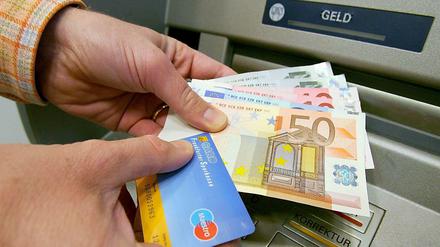 Unerwartet. Nicht nur am Automaten, auch bei der Kontoführung und für Zahlungen können zusätzliche Kosten anfallen.