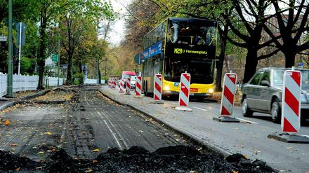 Oft stark verzögert. Viele Straßen können wegen der langsamen Auftragsbearbeitung in der Behörde nur mit erheblichen Verspätungen ausgebessert oder erneuert werden. 