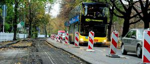 Oft stark verzögert. Viele Straßen können wegen der langsamen Auftragsbearbeitung in der Behörde nur mit erheblichen Verspätungen ausgebessert oder erneuert werden.