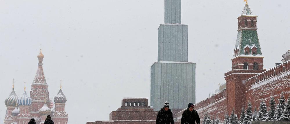 Der Rote Platz in Moskau mit dem Kreml und dem Lenin-Mausoleum davor.