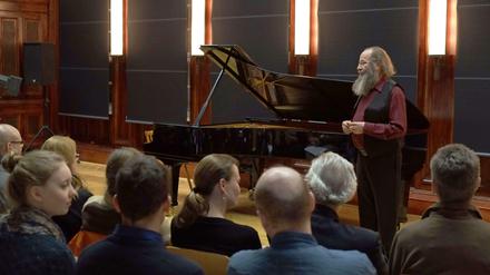 Musiklehrer Schmidt brachte den Steinway ans Ossietzky-Gymnasium.