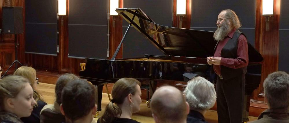 Musiklehrer Schmidt brachte den Steinway ans Ossietzky-Gymnasium.