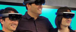 Die drei Microsoft-Manager Joe Belfiore, Terry Myerson and Alex Kipman stellen während der Windows-10-Präsentation die neuen HoloLens-Brillen vor.