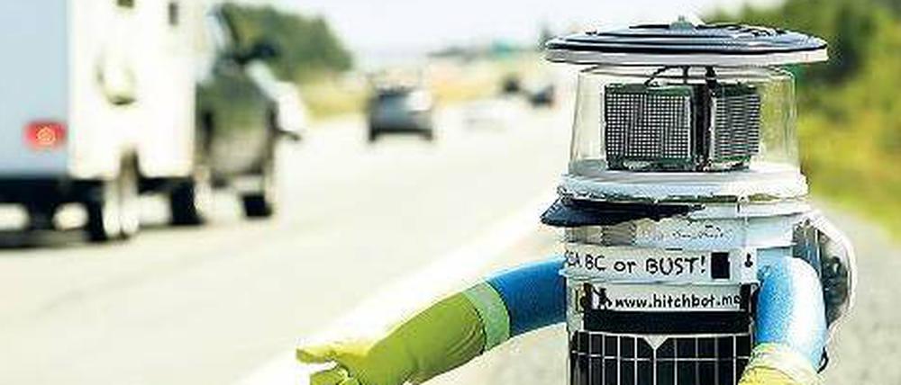Wie nett sind Menschen zu Robotern? Hitchbot am Straßenrand in Kanada.