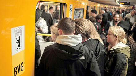 Wenn's mal wieder enger wird in der U-Bahn ... zeigt sich, ob Männlein und Weiblein wohlerzogen sind.