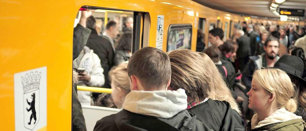 Wenn's mal wieder enger wird in der U-Bahn ... zeigt sich, ob Männlein und Weiblein wohlerzogen sind.