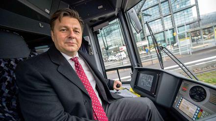 Andreas Geisel in der Straßenbahn zum Hauptbahnhof: Mit der Tram beschäftigt sich der Verkehrssenator auch in Zukunft noch häufig.