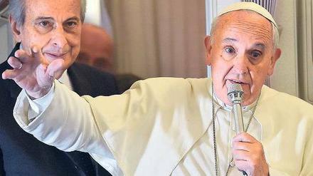 Papst Franziskus erklärt vor Journalisten seine Sicht von einer „verantwortungsvollen Elternschaft“.