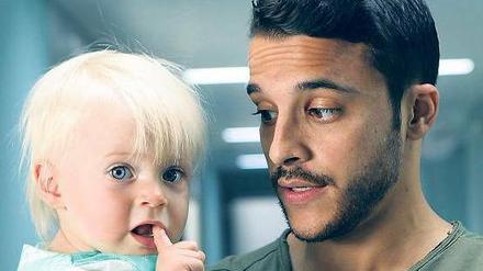 Düzidüzi. Celal (Kostja Üllmann, sonst Ullmann) mit Baby. 