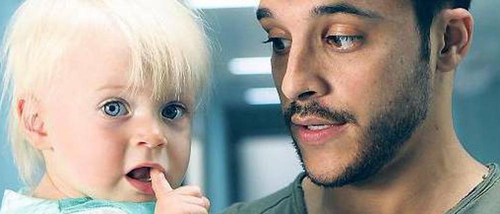Düzidüzi. Celal (Kostja Üllmann, sonst Ullmann) mit Baby.