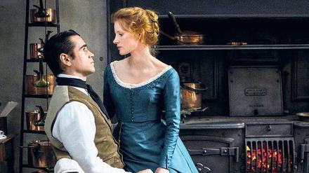 Du gehörst mir. Die adlige Julie (Jessica Chastain) verführt John (Colin Farrell) in der Gesindeküche. 