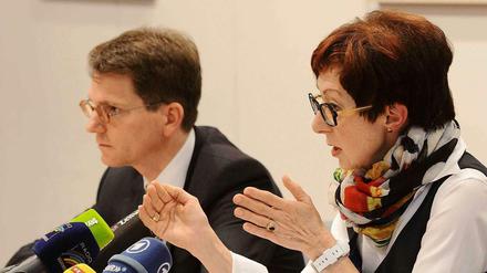 Eva-Maria Münzer, Sozialdezernentin vom Landratsamt Breisgau-Hochschwarzwald, und Martin Barth, Erster Landesbeamter, beantworten auf einer Pressekonferenz in Freiburg Fragen zum Tod eines dreijährigen Jungen aus Lenzkirch.
