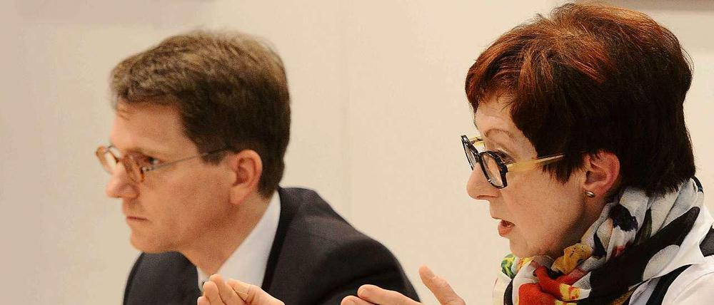 Eva-Maria Münzer, Sozialdezernentin vom Landratsamt Breisgau-Hochschwarzwald, und Martin Barth, Erster Landesbeamter, beantworten auf einer Pressekonferenz in Freiburg Fragen zum Tod eines dreijährigen Jungen aus Lenzkirch. 