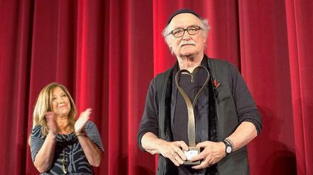 Hans W. Geißendörfer nimmt von Festivalleiterin Gabrielle Bandel den Ehrenpreis entgegen. 