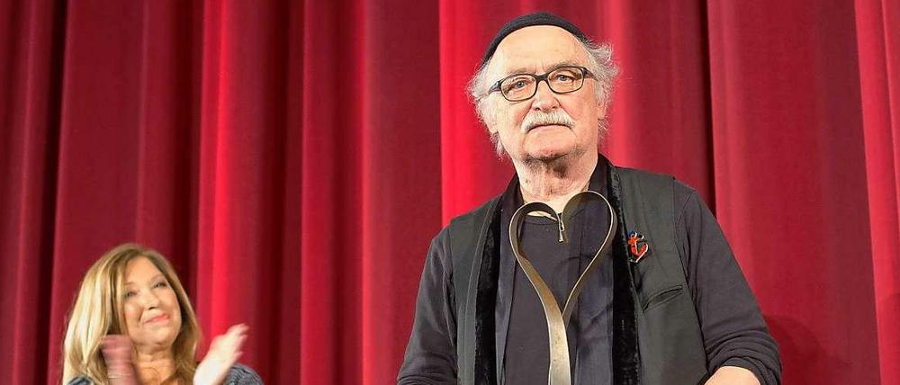 Hans W. Geißendörfer nimmt von Festivalleiterin Gabrielle Bandel den Ehrenpreis entgegen.