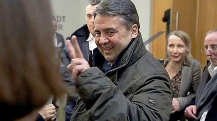 SPD-Chef Sigmar Gabriel bei einer Diskussionsveranstaltung mit Anhängern und Gegner der islamkritischen Pegida-Bewegung in Dresden.