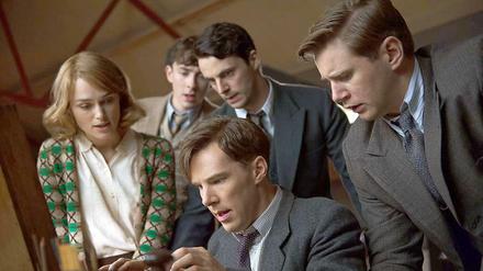 Genie bei der Arbeit: Benedict Cumberbatch alias Alan Turing entschlüsselt Enigma. Links Keira Knightley als Joan Clarke.