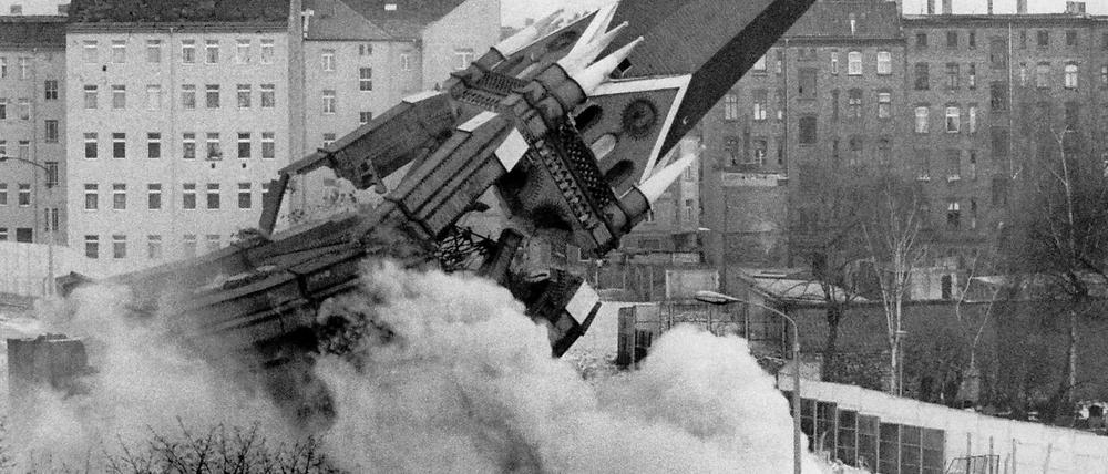Am 22. Januar 1985 wurde das Kirchenschiff einfach gesprengt. Der Turm der Versöhnungskirche fiel zuletzt - am 28. Januar 1985.