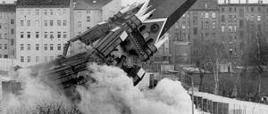 Am 22. Januar 1985 wurde das Kirchenschiff einfach gesprengt. Der Turm der Versöhnungskirche fiel zuletzt - am 28. Januar 1985.
