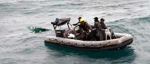 Indonesisches Militär wirft ein Netz aus, um Opfer und Wrackteile zu finden.