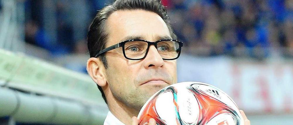 Michael Preetz, 47, ist mit 93 Toren in 227 Bundesligaspielen der Rekordtorschütze von Hertha BSC. Seit Juni 2009 ist der frühere Stürmer Geschäftsführer Sport und verantwortete die Abstiege 2010 und 2012 sowie die Wiederaufstiege 2011 und 2013. 