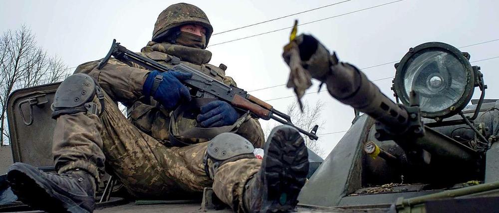 Die ostukrainische Stadt Mariupol wurde angegriffen. Das Foto zeigt einen ukrainischen Soldaten bei der Stadt Orlovka in der Nähe von Donezk.