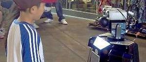 Ein Supermarkt in Kyoto: Ein Roboter, der einem "Star Wars"-Film entsprungen sein könnte, flitzt durch die Regalreihen und scannt die Produkte.