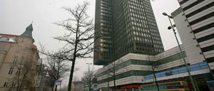 Oben Asbest und der umkämpfte Sockel: Der Steglitzer Kreisel könnte noch länger leer stehen.