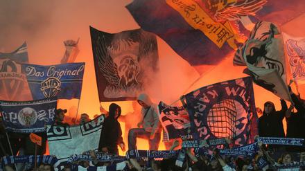 Leuchtraketen und Feuerwerkskörper werden von Hooligans schon lange gezündet. Doch manche geben sich damit nicht zufrieden. Nun soll die Dauerrandale stärker bekämpft werden.