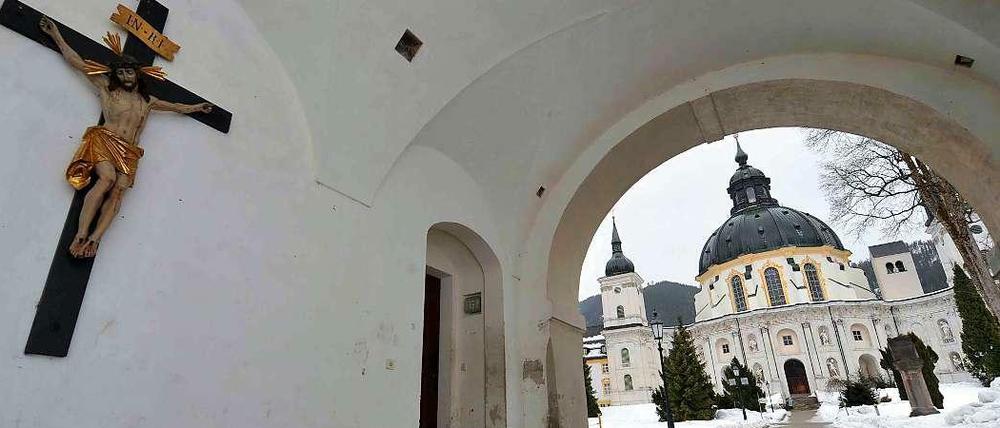 Durch den Eingang zum Kloster Ettal im Landkreis Garmisch-Partenkirchen ist die Kloster- und Pfarrkirche zu sehen. Am 22.01.2015 beginnt in München der Prozess um die Missbrauchfälle.
