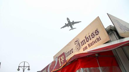 Im Anflug auf Tegel. In geringer Höhe donnern die Maschinen über den Kurt-Schumacher-Platz.