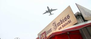 Im Anflug auf Tegel. In geringer Höhe donnern die Maschinen über den Kurt-Schumacher-Platz.