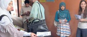 Wenn Sie mal schauen mögen. Hier verteilen Jugendliche von Juma („jung, muslimisch, aktiv“) Flugblätter zum Projekt, das von der Bosch-Stiftung fördert wird. 