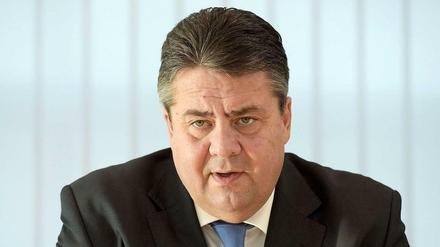 Hier mit Schlips und Krawatte, bei Pegida-Diskussion im Poloshirt: SPD-Chef und Vize-Kanzler Sigmar Gabriel erntet Lob und Kritik für seinen Besuch in Dresden.