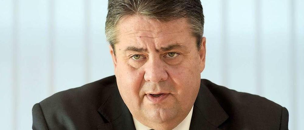 Hier mit Schlips und Krawatte, bei Pegida-Diskussion im Poloshirt: SPD-Chef und Vize-Kanzler Sigmar Gabriel erntet Lob und Kritik für seinen Besuch in Dresden.