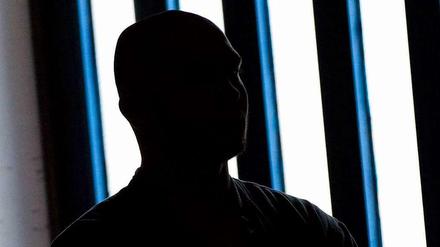 Ein 18-jähriger Intensivtäter schlug einen Mann mit einem Hammer nieder. Er war gerade erst aus Kirgistan wieder gekommen, wo er einen straffreien Lebensweg einschlagen hätte sollten.